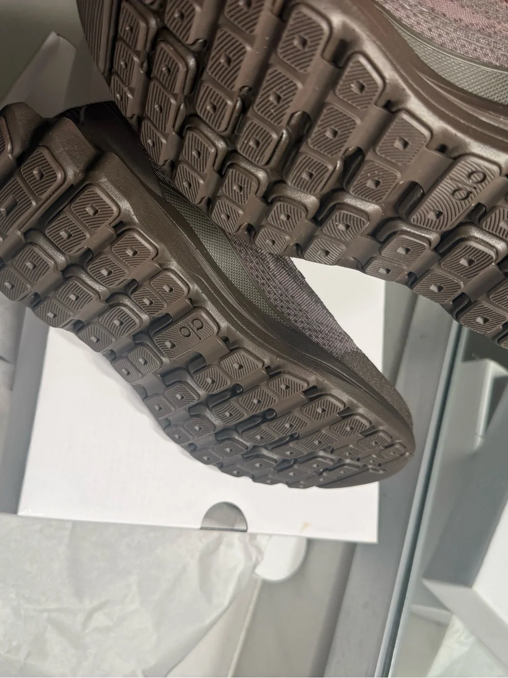 Alo runners espresso BRAND NEW IN BOX
